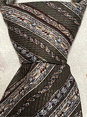 Leo Chevalier Designs 100% Silk Striped Ornamental Paisley Jacquard Tie